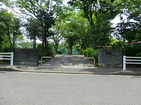 金沢区東朝比奈1丁目(六浦大道公園)