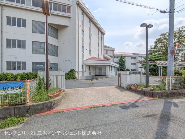 吉川市中井2丁目の新築一戸建(吉川市立東中学校)