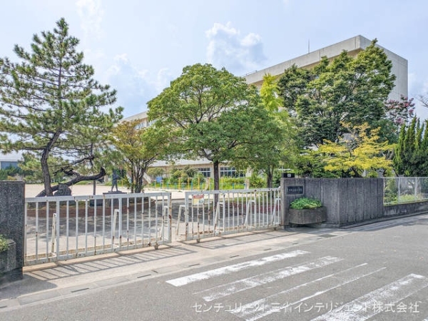 吉川市新栄2丁目の土地(吉川市立栄小学校)