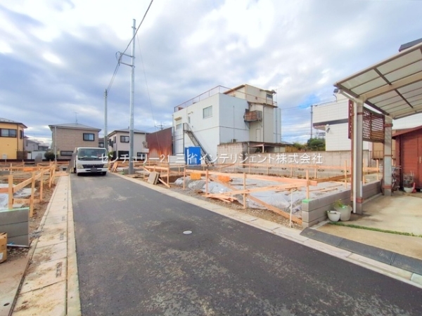 三郷市鷹野4丁目の新築一戸建(前面道路含む現地写真)