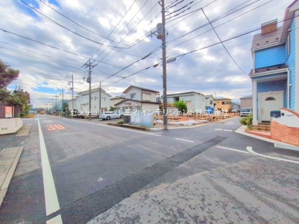 三郷市鷹野4丁目の新築一戸建(前面道路含む現地写真)