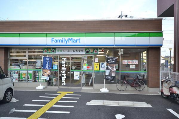 ライオンズシティ三郷 3階(ファミリーマート三郷駅南店)