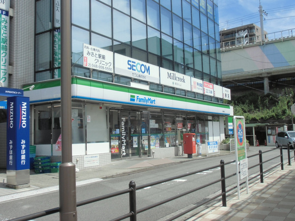 三郷スカイマンション　2階(ファミリーマート三郷駅前店)