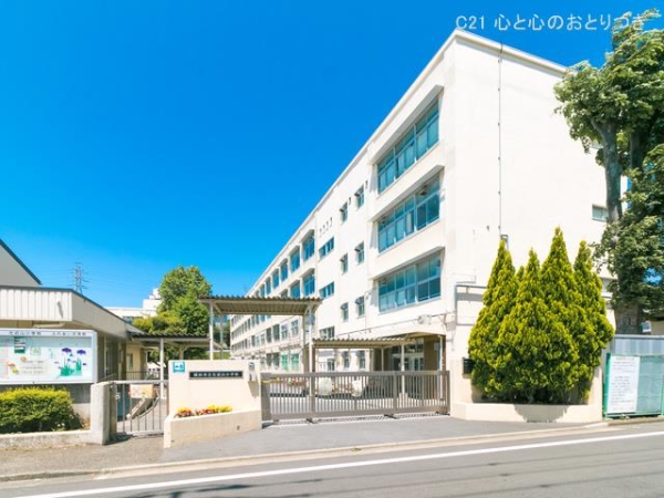 左近山団地3街区3号棟(横浜市立左近山小学校)