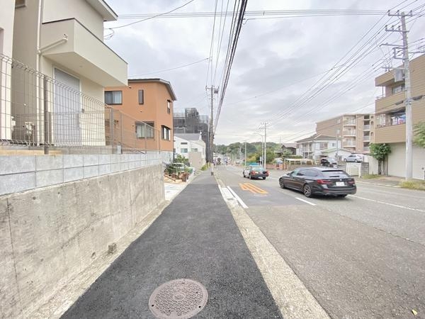 横浜市戸塚区名瀬町 新築戸建 全3棟 3号棟(前面道路含む現地写真)