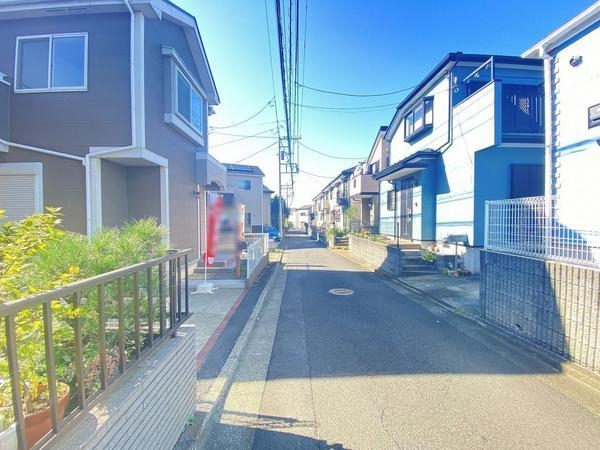 横浜市泉区和泉町の中古一戸建て(前面道路含む現地写真)