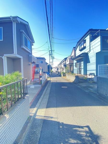 横浜市泉区和泉町の中古一戸建て(前面道路含む現地写真)