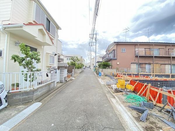 横浜市瀬谷区宮沢2丁目 新築戸建 全3棟 2号棟(前面道路含む現地写真)