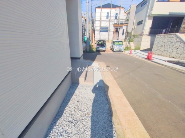 横浜市青葉区荏子田1丁目3期 新築分譲住宅 3号棟(前面道路含む現地写真)