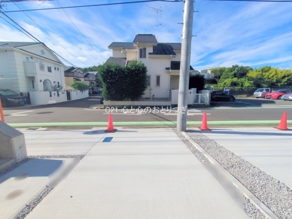横浜市青葉区荏子田1丁目3期 新築分譲住宅 4号棟(前面道路含む現地写真)