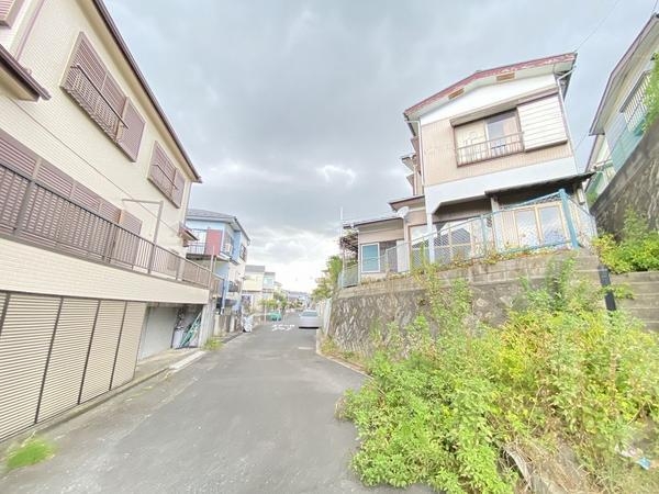 横浜市戸塚区深谷町の中古一戸建て(前面道路含む現地写真)