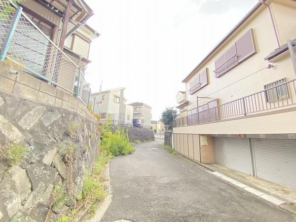 横浜市戸塚区深谷町の中古一戸建て(前面道路含む現地写真)