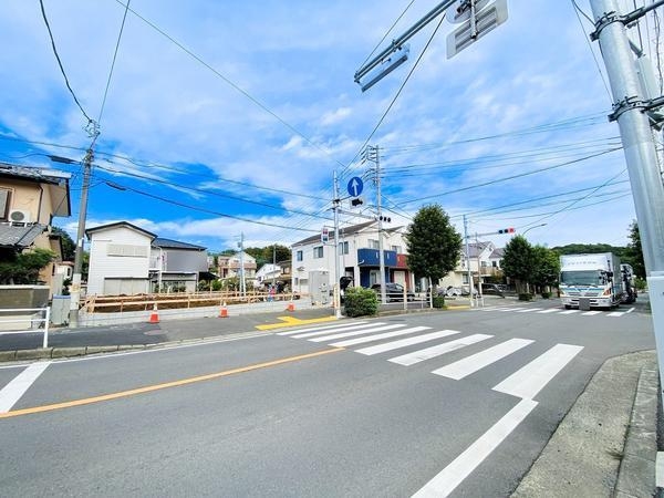 綾瀬市早川 新築戸建 全2棟 2号棟(前面道路含む現地写真)