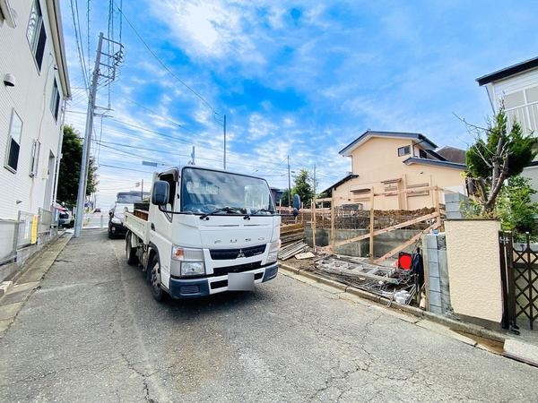 綾瀬市早川 新築戸建 全2棟 1号棟(前面道路含む現地写真)