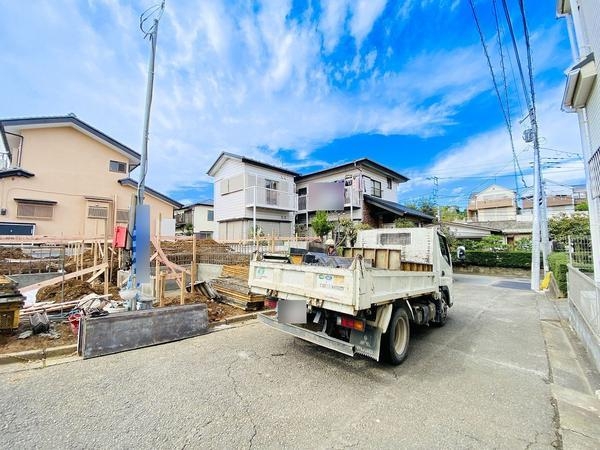 綾瀬市早川 新築戸建 全2棟 1号棟(前面道路含む現地写真)