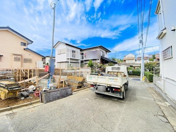 綾瀬市早川 新築戸建 全2棟 1号棟(前面道路含む現地写真)