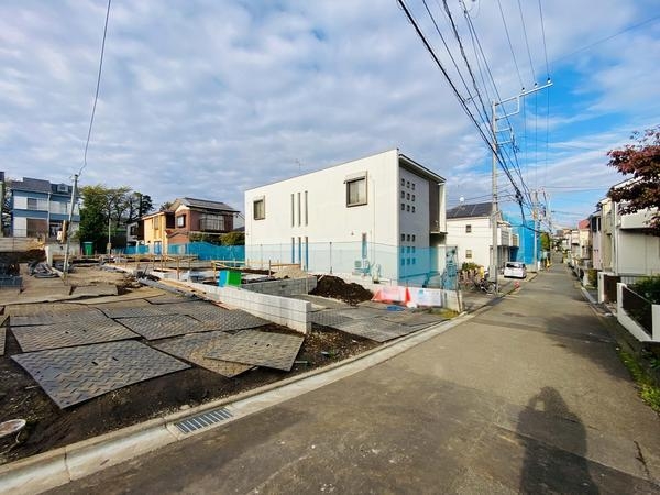 相模原市南区相武台3丁目3期 新築分譲住宅 2号棟(前面道路含む現地写真)