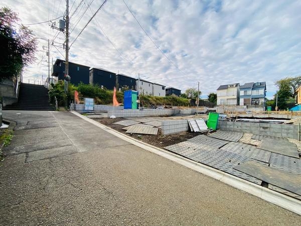 相模原市南区相武台3丁目3期 新築分譲住宅 2号棟(前面道路含む現地写真)