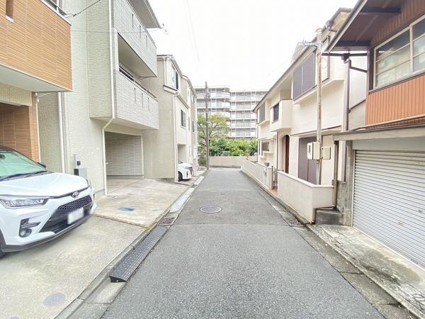 横浜市戸塚区下倉田町の中古一戸建て(前面道路含む現地写真)