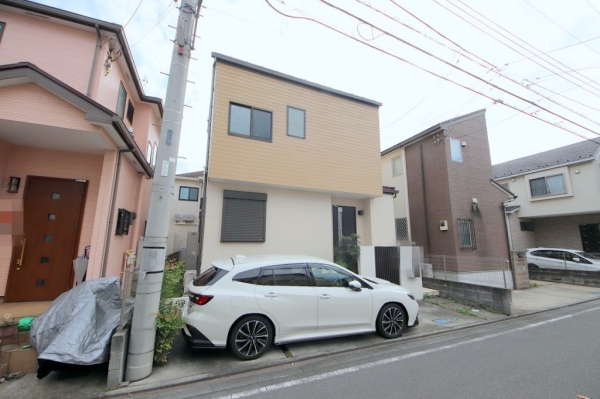 座間市相武台3丁目の中古一戸建て(前面道路含む現地写真)