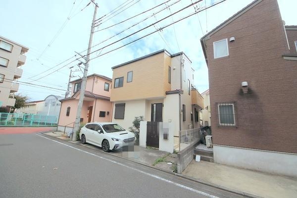 座間市相武台3丁目の中古一戸建て(前面道路含む現地写真)