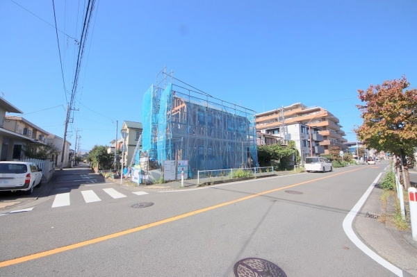 相模原市南区相南1丁目12期 新築分譲住宅 2号棟(前面道路含む現地写真)