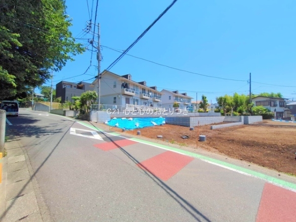 綾瀬市寺尾本町3丁目 新築戸建 全8区画 2号棟(前面道路含む現地写真)