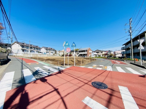 綾瀬市寺尾本町3丁目 新築戸建 全8区画 2号棟(前面道路含む現地写真)