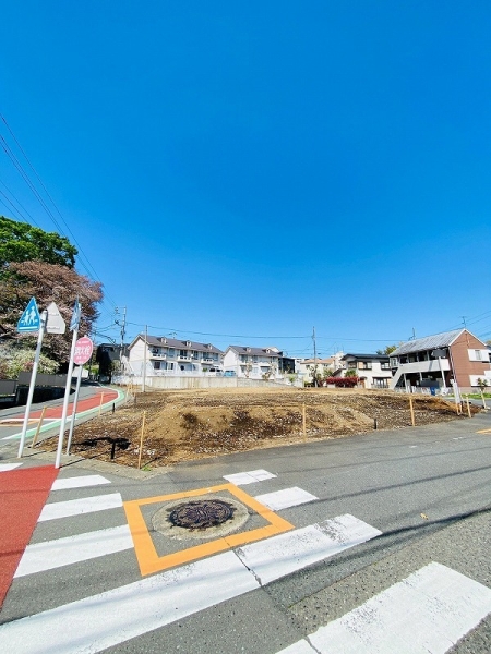 綾瀬市寺尾本町3丁目 新築戸建 全8区画 2号棟(前面道路含む現地写真)