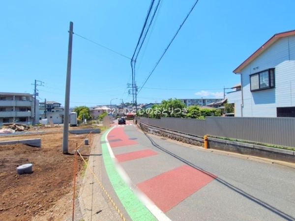 綾瀬市寺尾本町3丁目 新築戸建 全8区画 2号棟(前面道路含む現地写真)