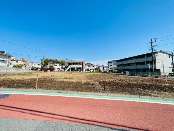 綾瀬市寺尾本町3丁目 新築戸建 全8区画 1号棟(前面道路含む現地写真)