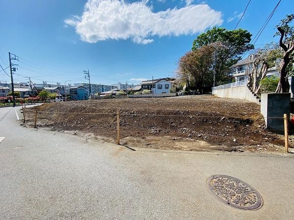 綾瀬市寺尾本町3丁目 新築戸建 全8区画 1号棟(前面道路含む現地写真)