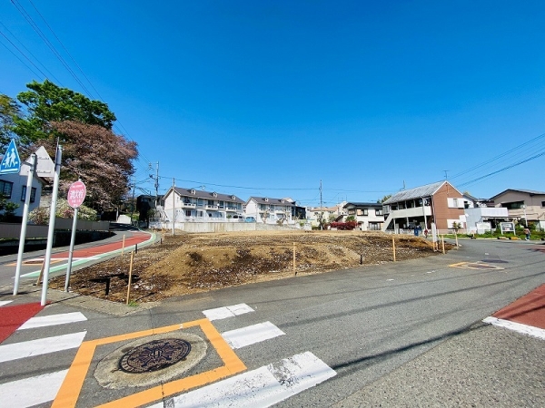 綾瀬市寺尾本町3丁目 新築戸建 全8区画 1号棟(前面道路含む現地写真)