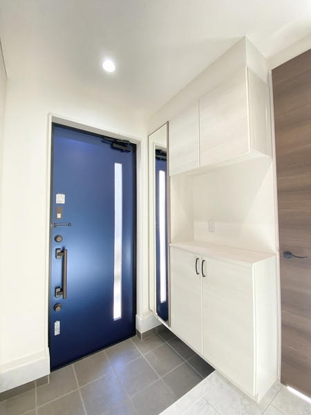 座間市入谷東4丁目の中古一戸建て(玄関)