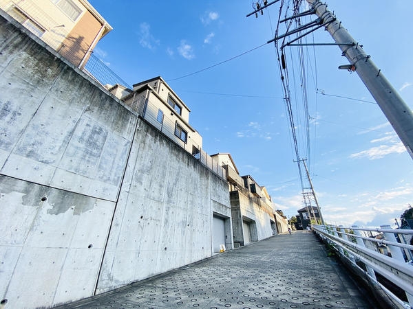 座間市入谷東4丁目の中古一戸建て(前面道路含む現地写真)