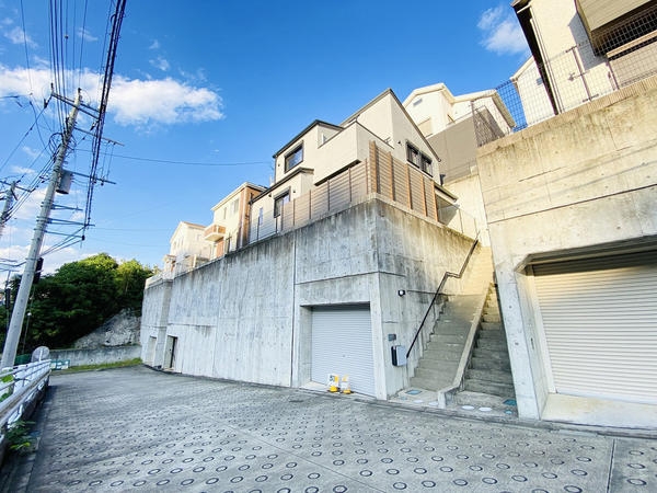 座間市入谷東4丁目の中古一戸建て(前面道路含む現地写真)
