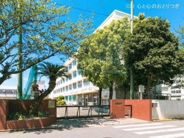 左近山団地2街区17号棟(横浜市立左近山中学校)