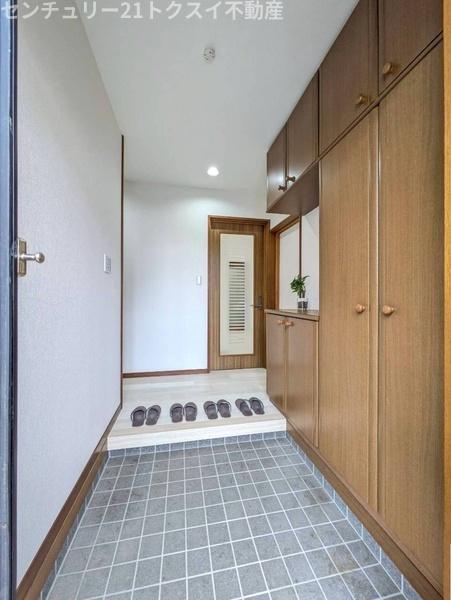 四街道市千代田3丁目の中古一戸建て(玄関)