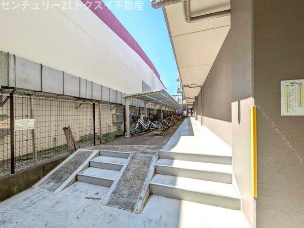ベルドゥムール志津駅前