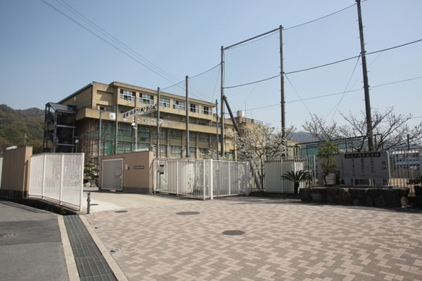 東大阪市上六万寺町の中古一戸建て(東大阪市立義務教育学校くすは縄手南校六万寺校舎)