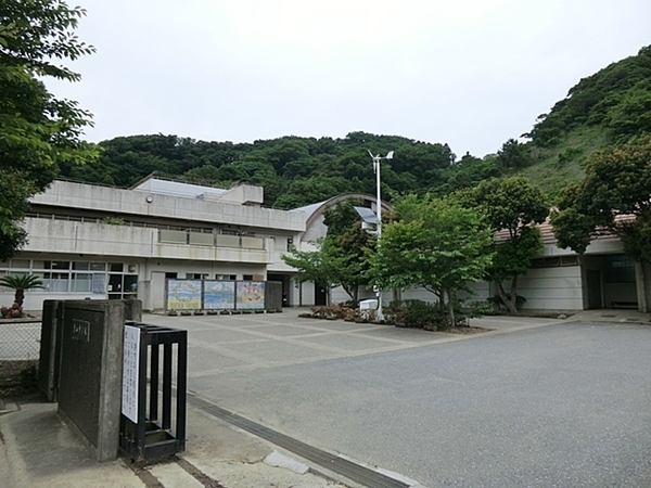 三浦郡葉山町一色の新築一戸建(葉山町立葉山中学校)