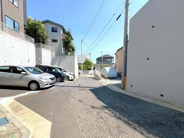 横浜市中区本牧大里町の新築一戸建(前面道路含む現地写真)