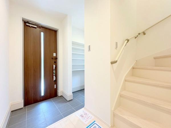 横須賀市粟田2丁目の新築一戸建(玄関)