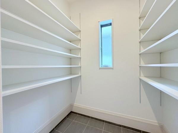 横須賀市粟田2丁目の新築一戸建(収納)