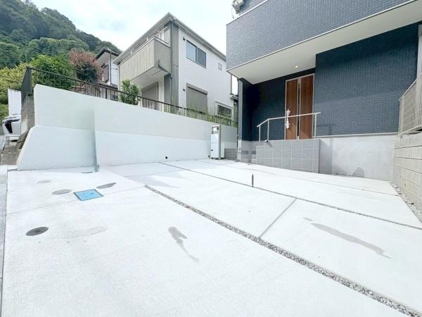 横須賀市粟田2丁目の新築一戸建(駐車場)