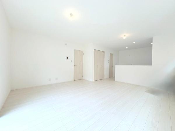 横須賀市粟田2丁目の新築一戸建(リビング)