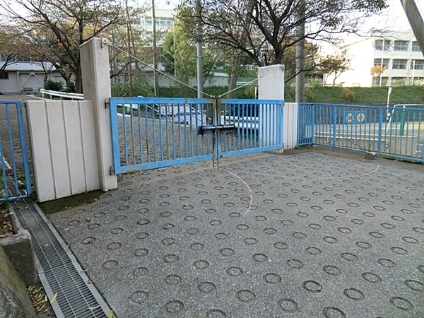 横浜市港南区上大岡東２丁目の土地(横浜市立上大岡小学校)