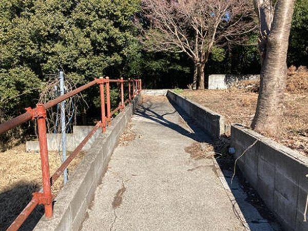 大型340坪・資材置き場用地・南ひな壇・陽当たり◎