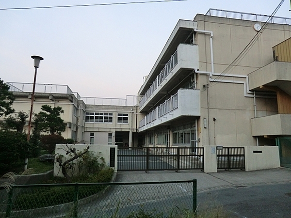 【B号棟】スカイバルコニー・2台駐車可・納戸×2(横浜市立岡津中学校)
