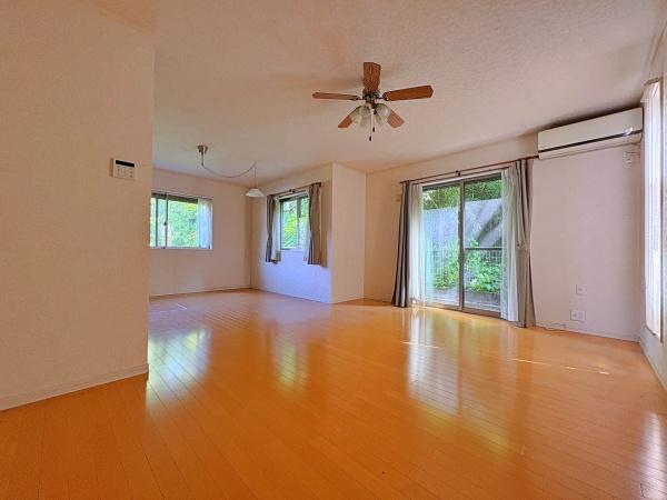 横浜市磯子区峰町の中古一戸建て(リビング)